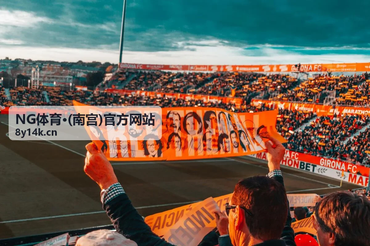 城市骑行挑战赛参赛选手通过起点